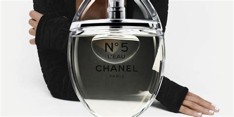 Una goccia di Chanel N°5 L'Eau Drop realizza la .